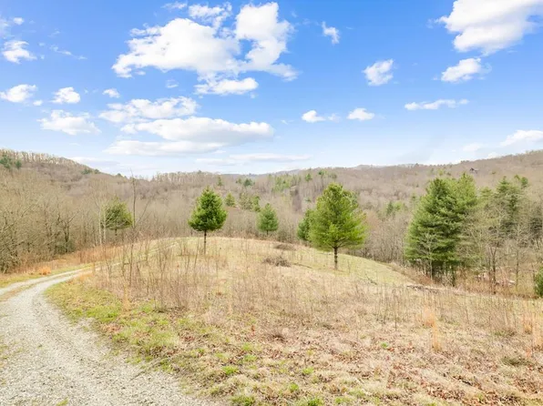 527 Robinson Creek Rd, Glenville, NC 28736