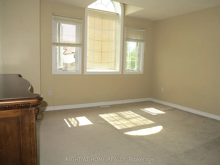 692 Oakcrossing Rd — Photo 10