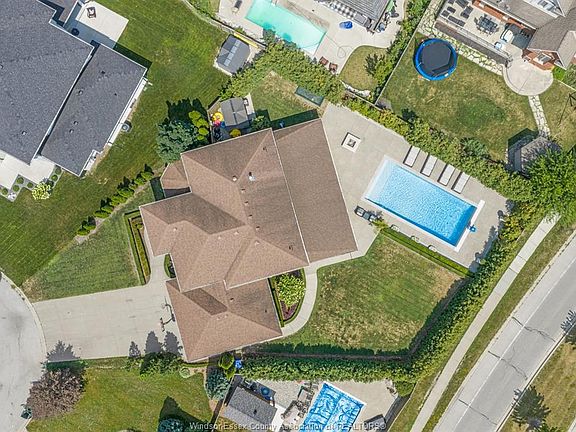 4th image of 1060 Woodland Cres