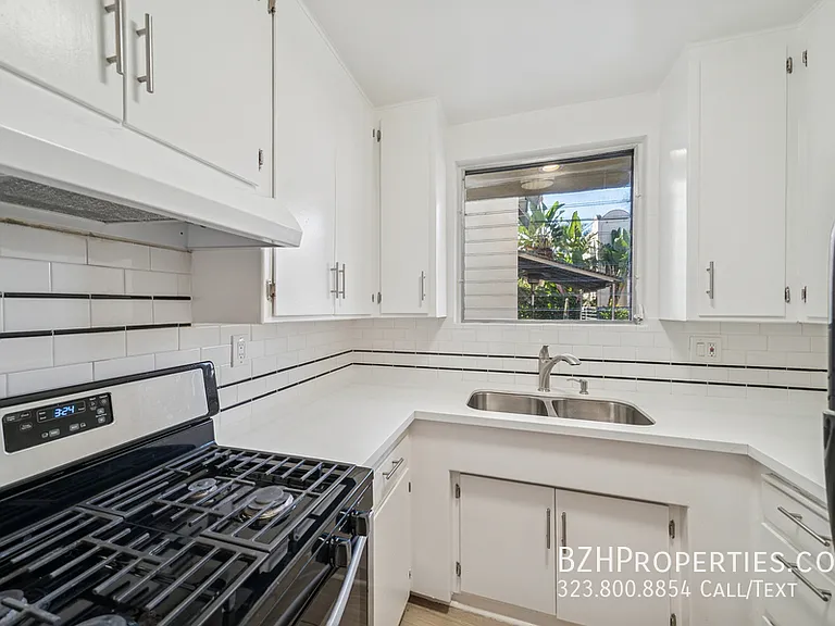 1215 N Hayworth Ave #104B — Photo 6