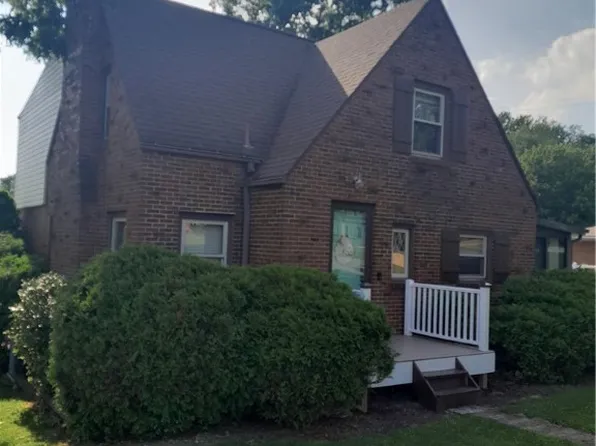 17 Herbst Rd, Coraopolis, PA 15108