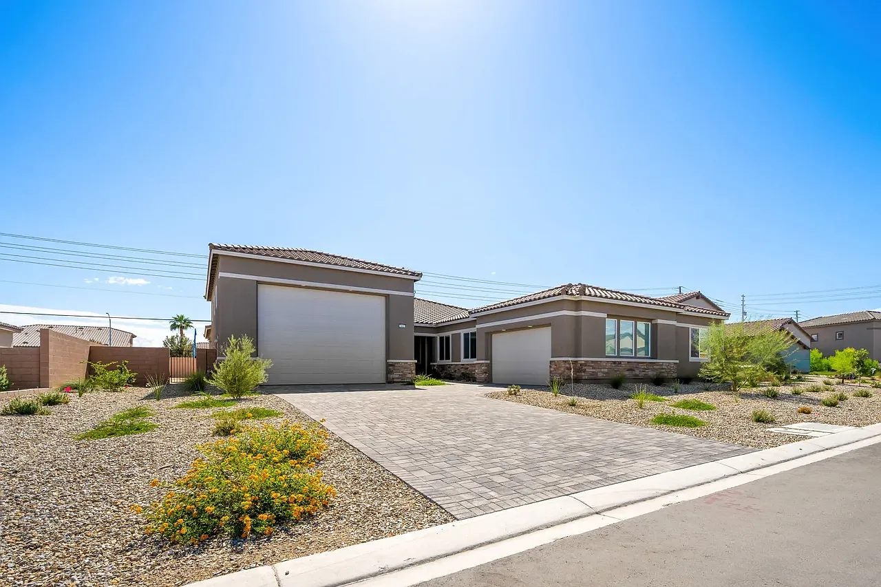 6 bed, 4.5 bath, 4237 sqft, $4,865 — Photo 1