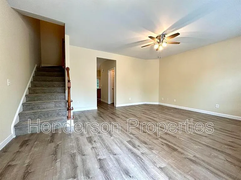 125 Charterhouse Ln — Photo 3