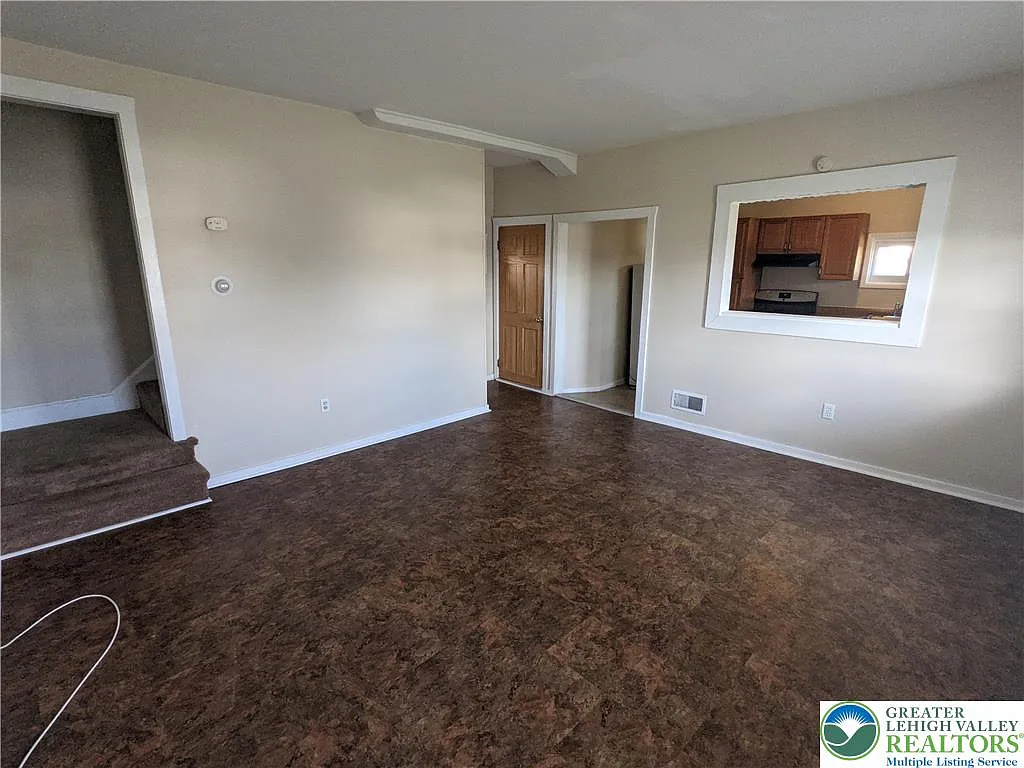 3 bed, 1.0 bath, 1000 sqft, $1,725 — Photo 4