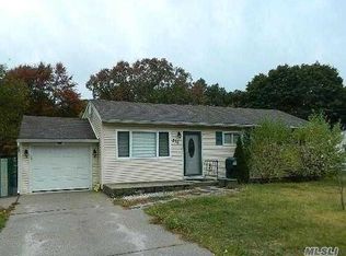 210 Brentwood St, Bay Shore, NY 11706