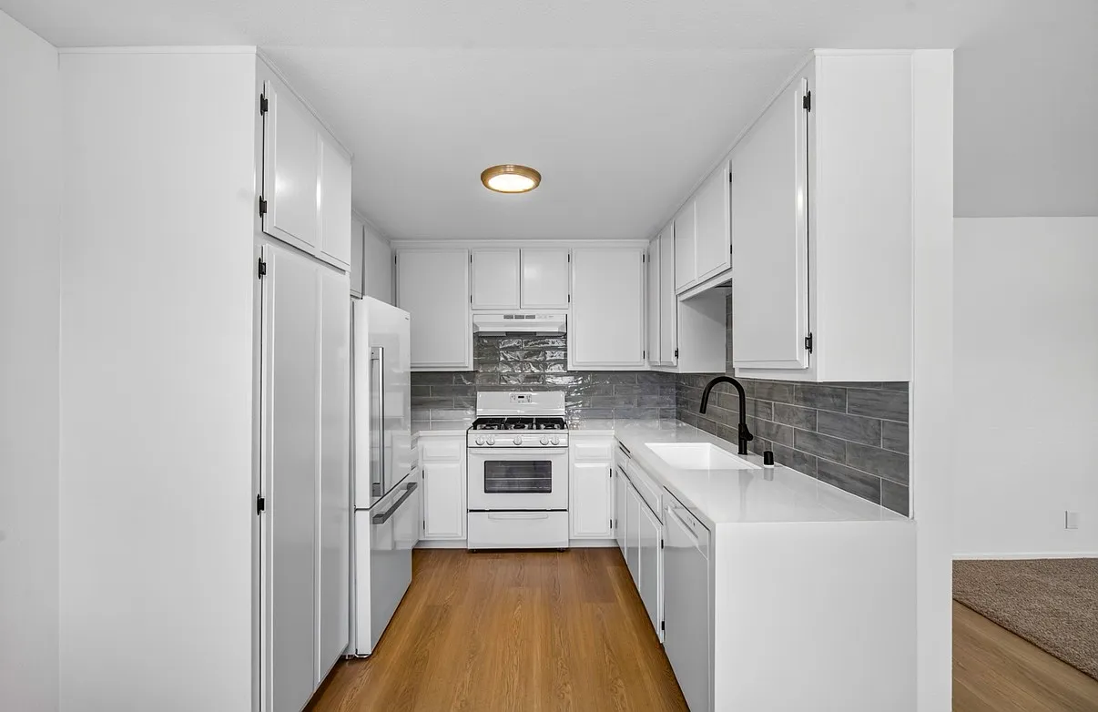 2 bed, 1140 sqft, $1,900 — Photo 4