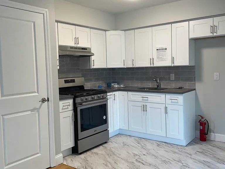 3142 Morley Ave — Photo 6