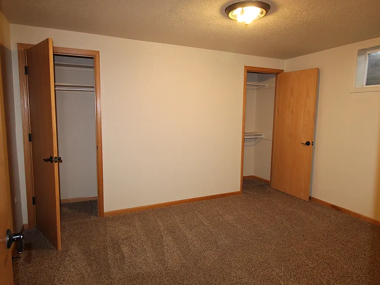 Room 5 with 2 closets