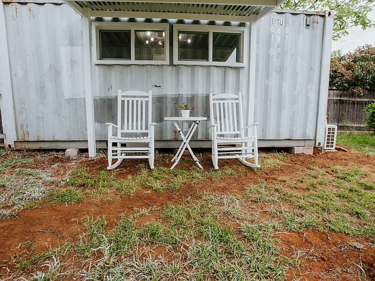 604 W Pecan St — Photo 4