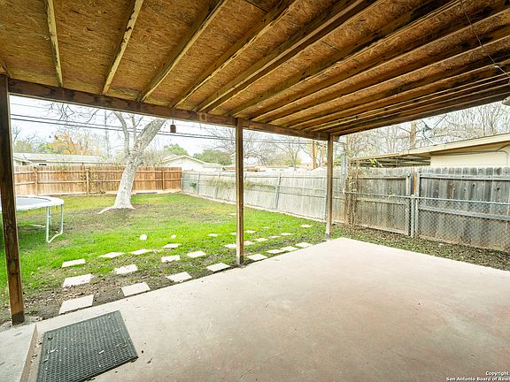 4th image of 639 Edgebrook