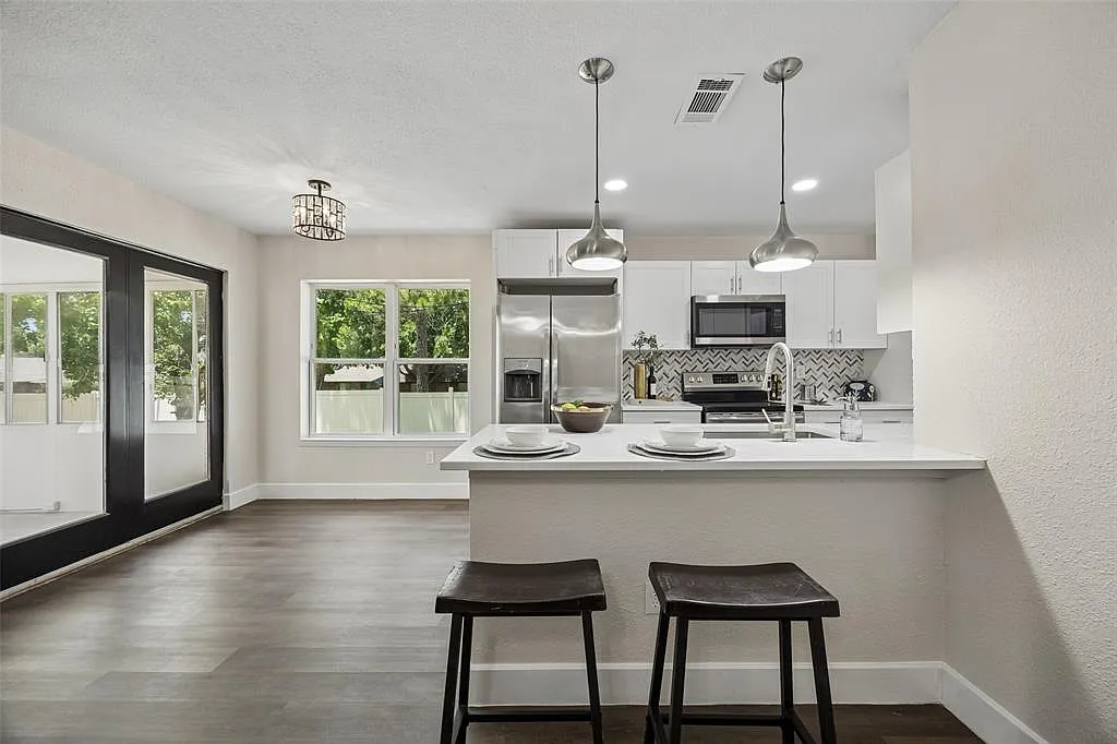 4 bed, 2.5 bath, 2076 sqft, $2,500 — Photo 3