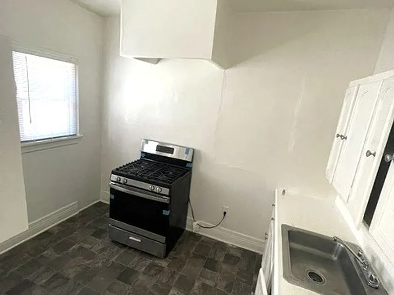 946 S Burlington Ave — Photo 4