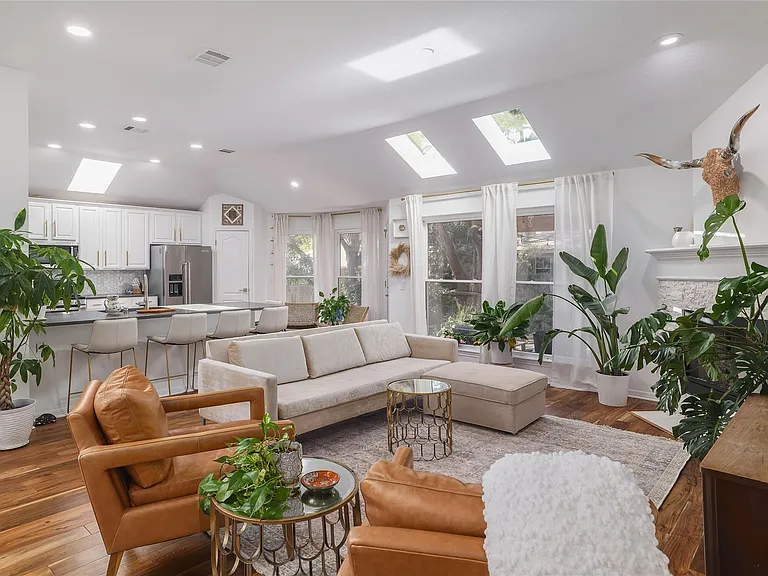 8820 Escabosa Dr — Photo 4