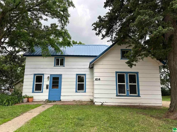 614 W Main St, Vermillion, SD 57069