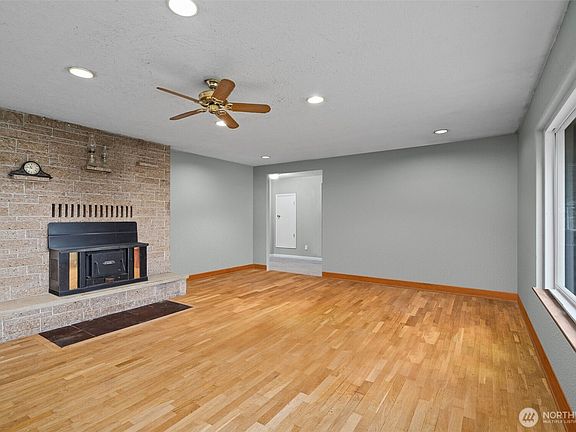 2nd image of 105 ISLAND VIEW Lane