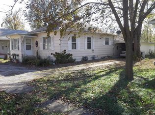 726 E Taylor St, Benton, IL 62812