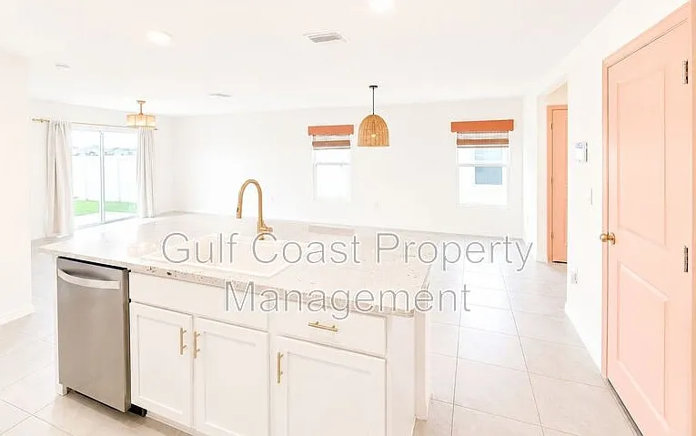 10219 Charlotte Dr — Photo 4