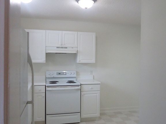 VIEW FOYER TO KITCHEN