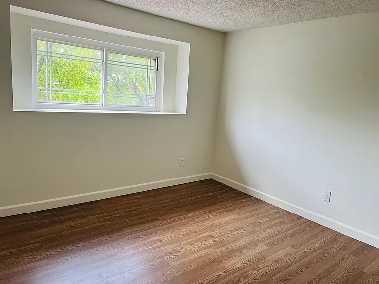 744 W Montrose St — Photo 9