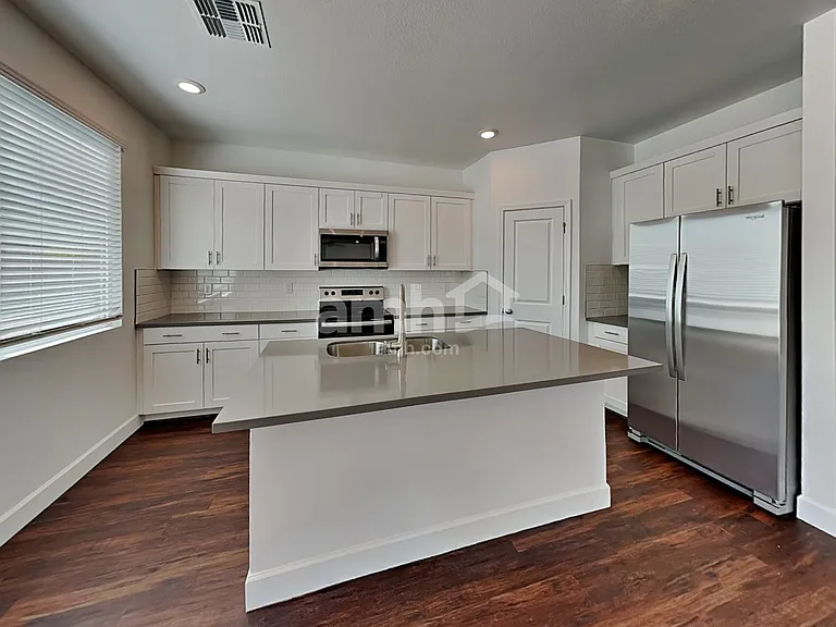 4215 W Saint Charles Ave — Photo 4