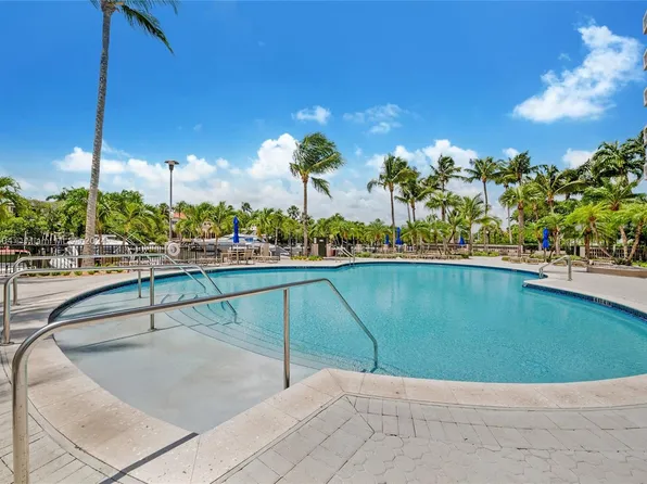 90 Edgewater Dr APT 220, Coral Gables, FL 33133