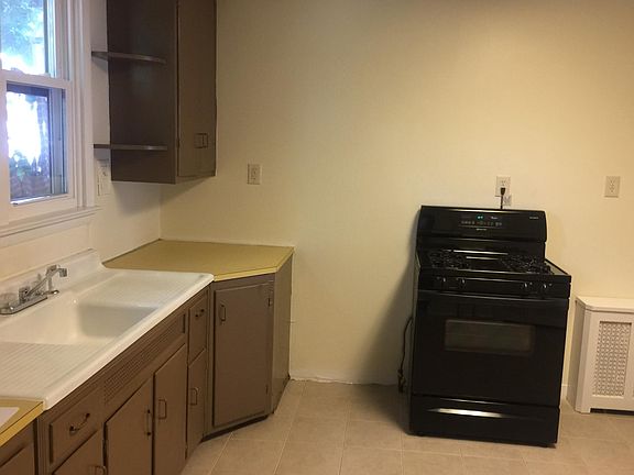 3rd image of 8 West St