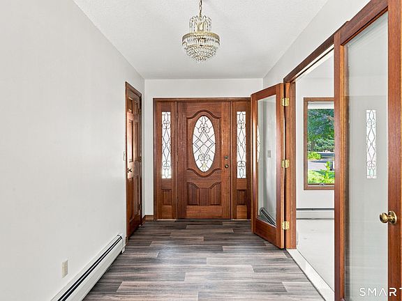 3rd image of 32 Knob Hill Lane
