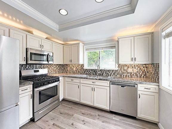 5th image of 266 Oleander Dr