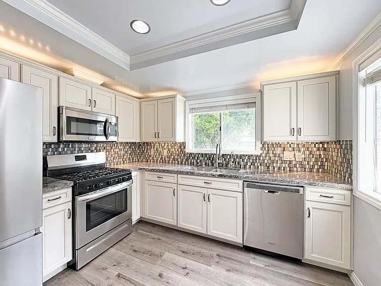 266 Oleander Dr — Photo 5