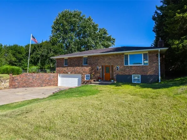 1405 Country Club Rd, Atchison, KS 66002