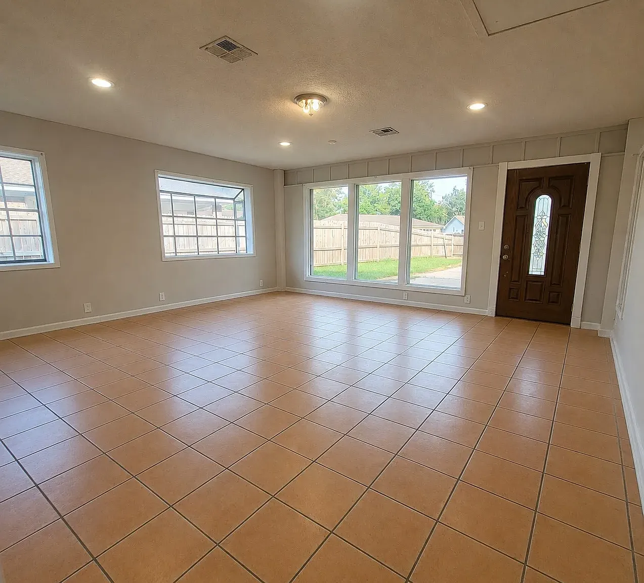4 bed, 2008 sqft, $2,800 — Photo 4