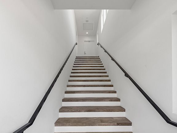4th image of 2329 Carmona Ave