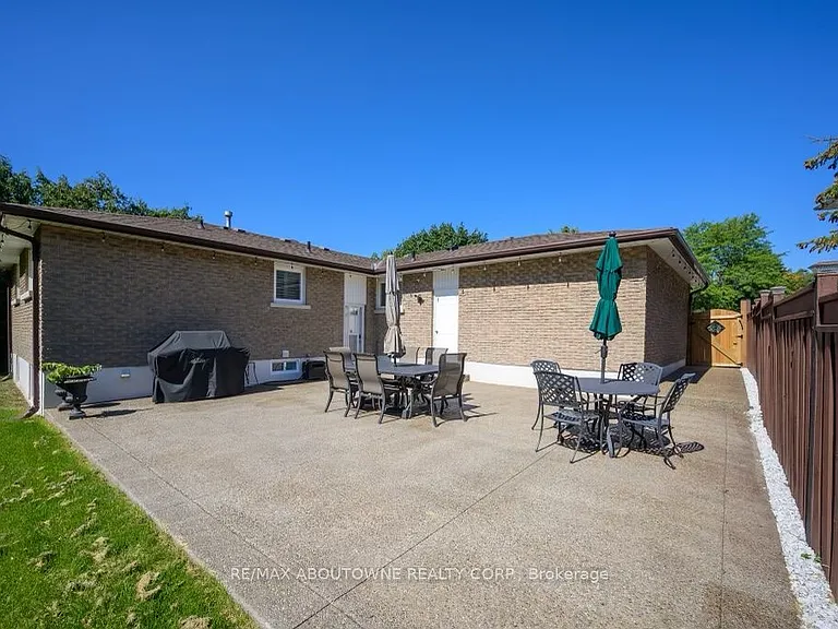 2444 Woburn Cres — Photo 19