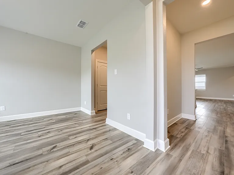 909 Emerson Dr — Photo 9