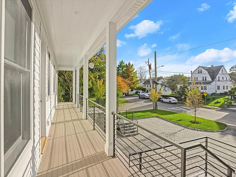 Front Porch - Quiet Neighborhood - Walk to Central Cos Cob