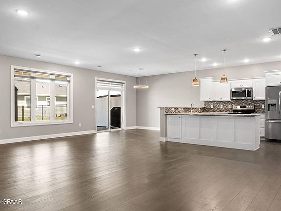 4th image of 3801 Diamond Dr