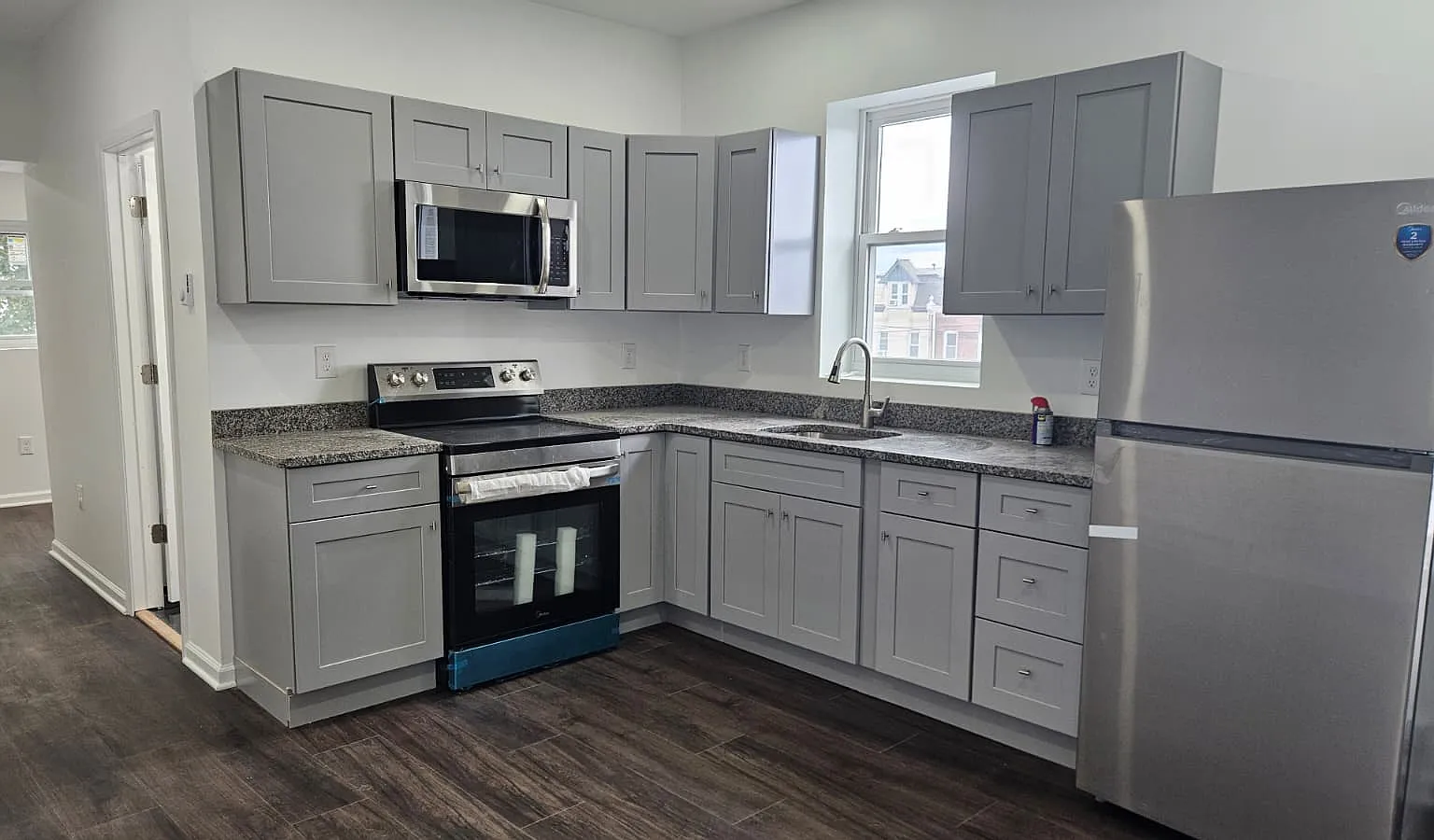 3 bed, 1.5 bath, 1200 sqft, $2,100 — Photo 2