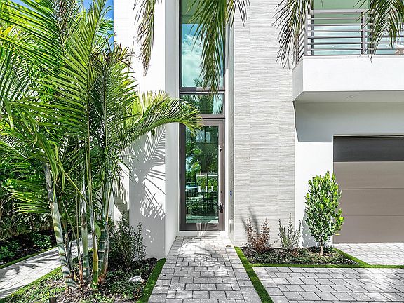 3rd image of 721 Lake Avenue N