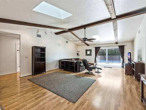 4th image of 432 SE 17th St
