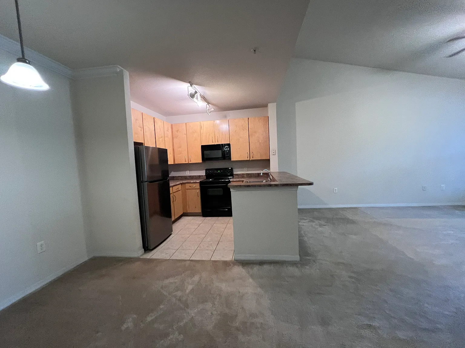 1 bed, 845 sqft, $1,350 — Photo 3