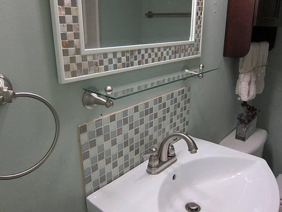 Hall bath (close-up)