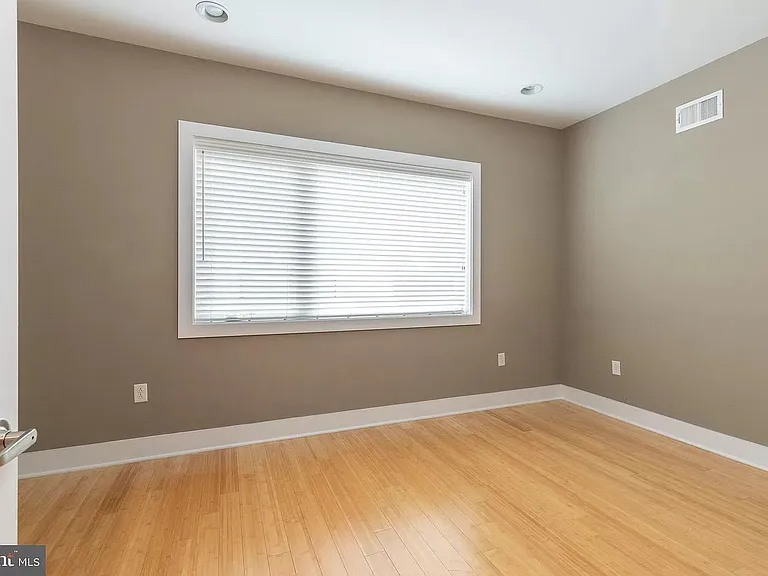 1116 N Hope St — Photo 14