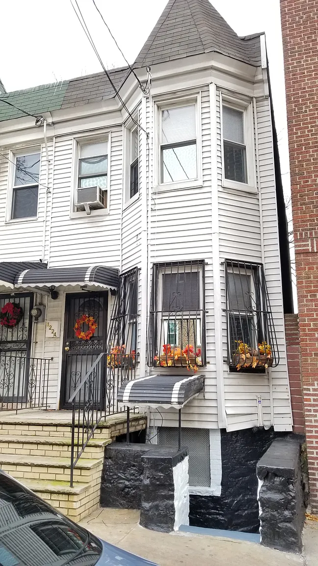 1224 Shakespeare Ave photo 1