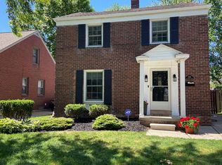 1581 Hollywood Ave, Grosse Pointe Woods, MI 48236