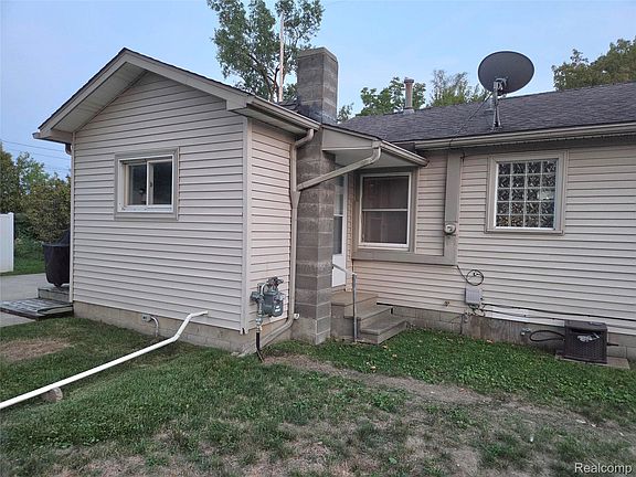 5th image of 829 E Exchange St