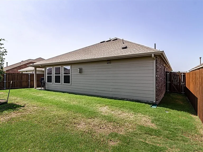 917 Rosewood St — Photo 17