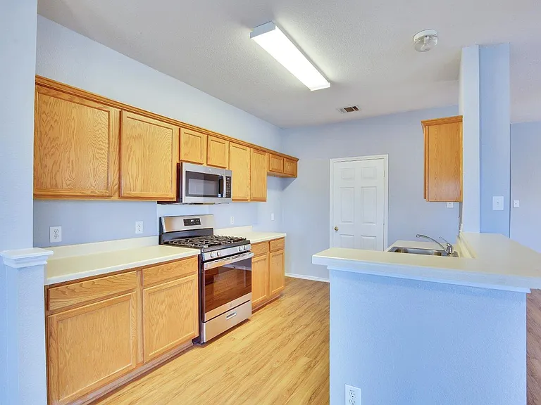 1002 Remington Dr — Photo 4