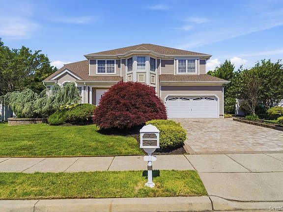 2nd image of 15 Boxwood Lane