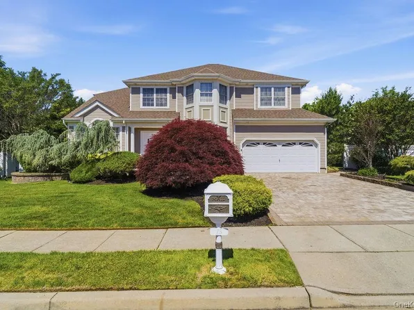 15 Boxwood Lane, Farmingdale, NY 11735
