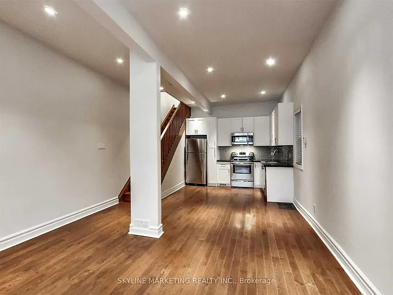809 Dovercourt Rd #UPPER — Photo 8